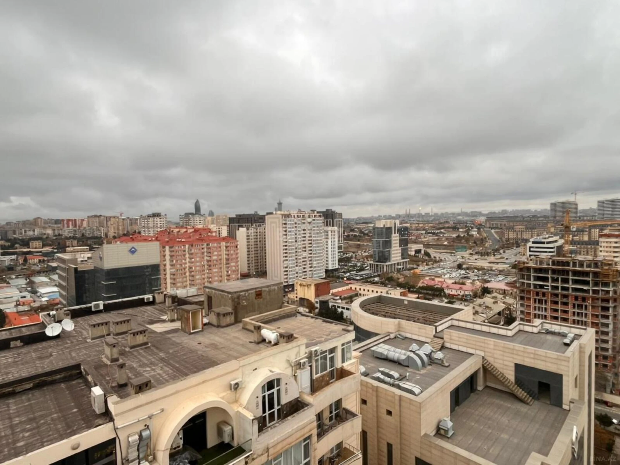 Satılır 2 otaqlı mənzil 76 m²