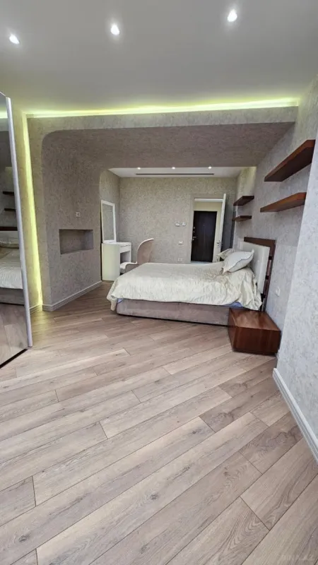 Kirayə verilir 3 otaqlı mənzil 180 m²