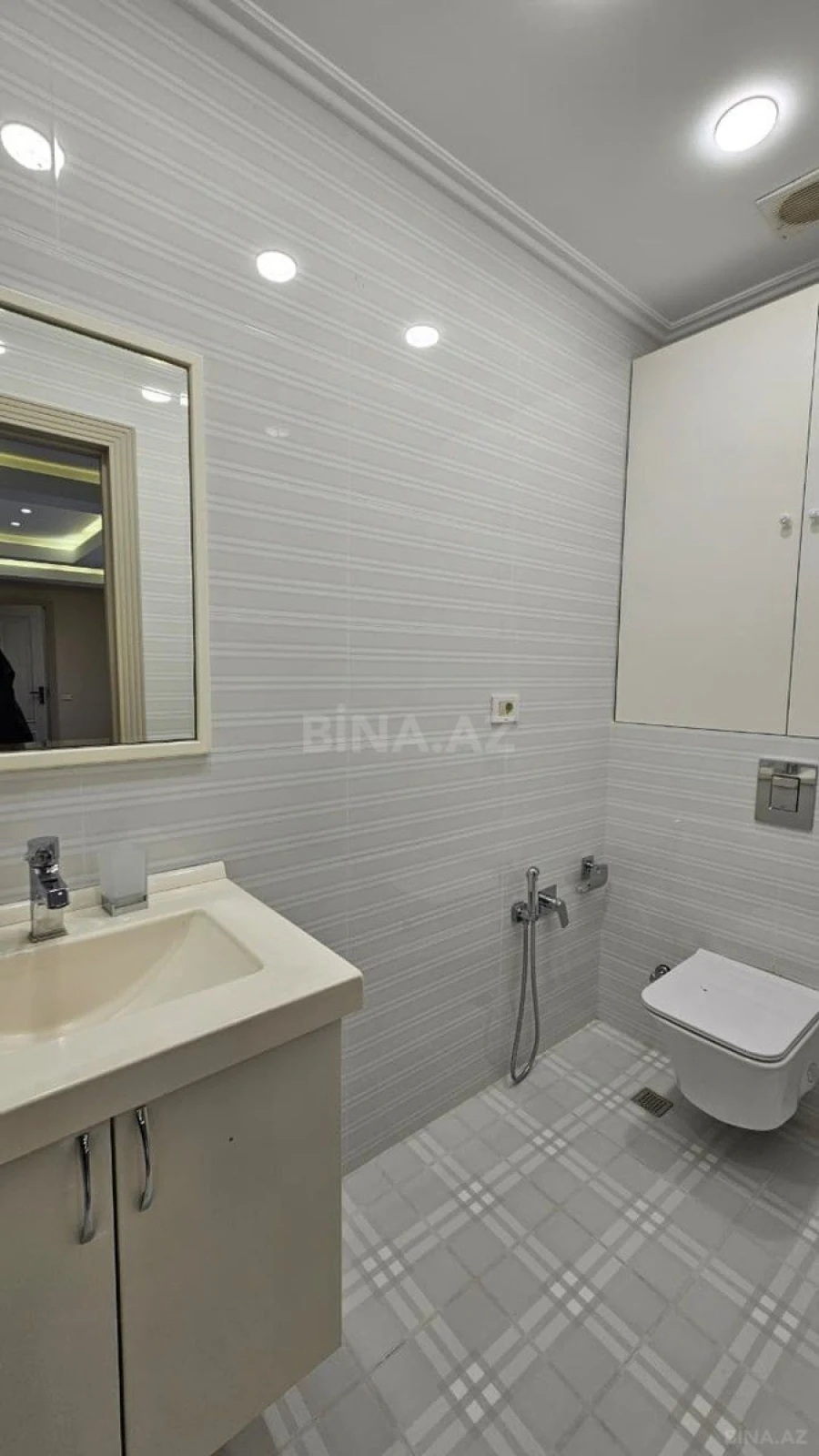 Kirayə verilir 3 otaqlı mənzil 180 m²