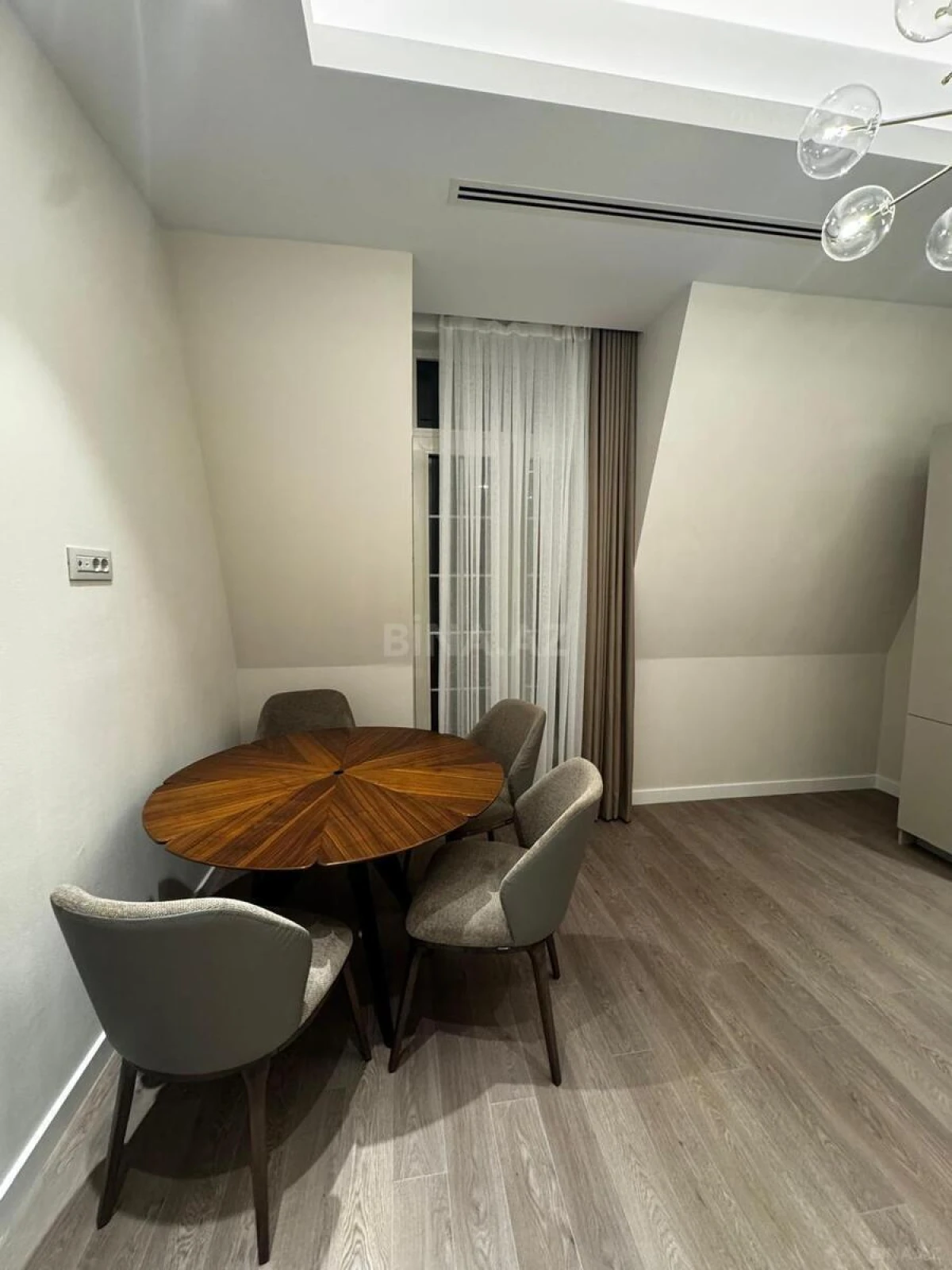 Kirayə verilir 2 otaqlı mənzil 92 m²