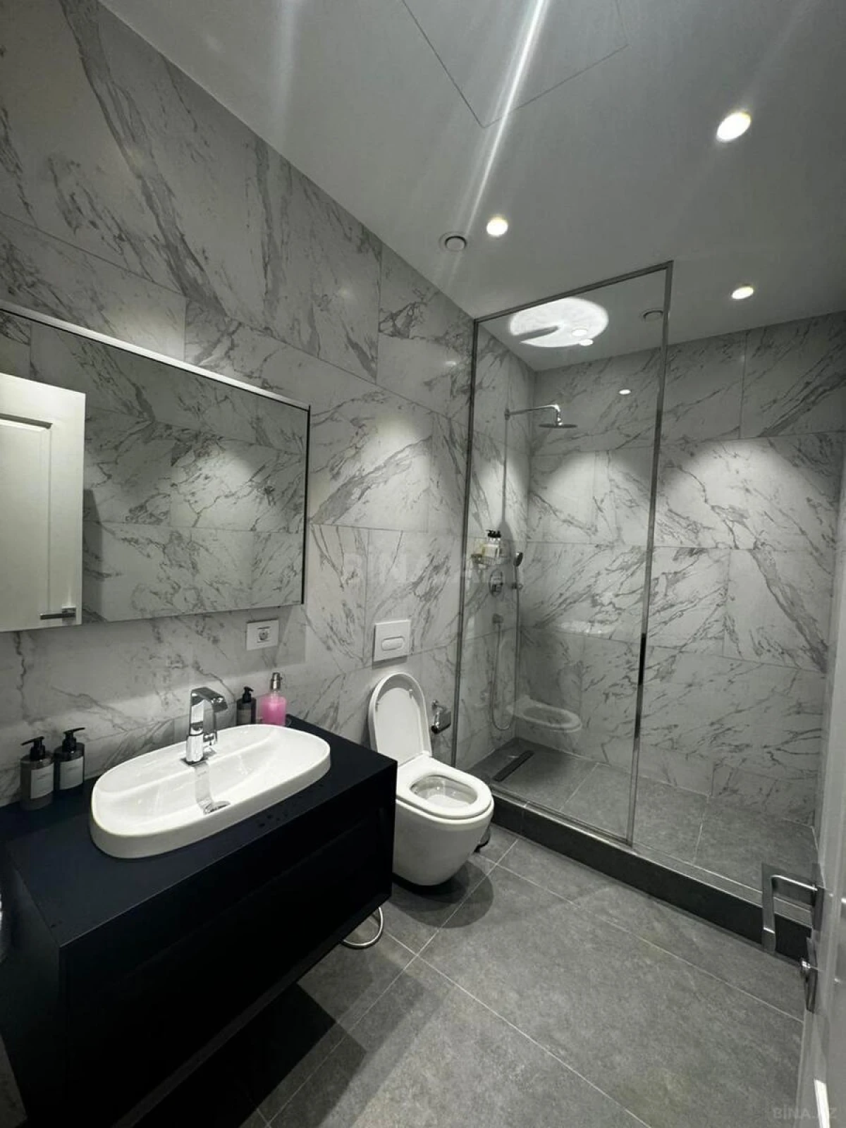 Kirayə verilir 2 otaqlı mənzil 92 m²