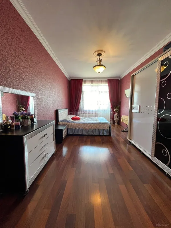 Satılır 3 otaqlı mənzil 130 m²