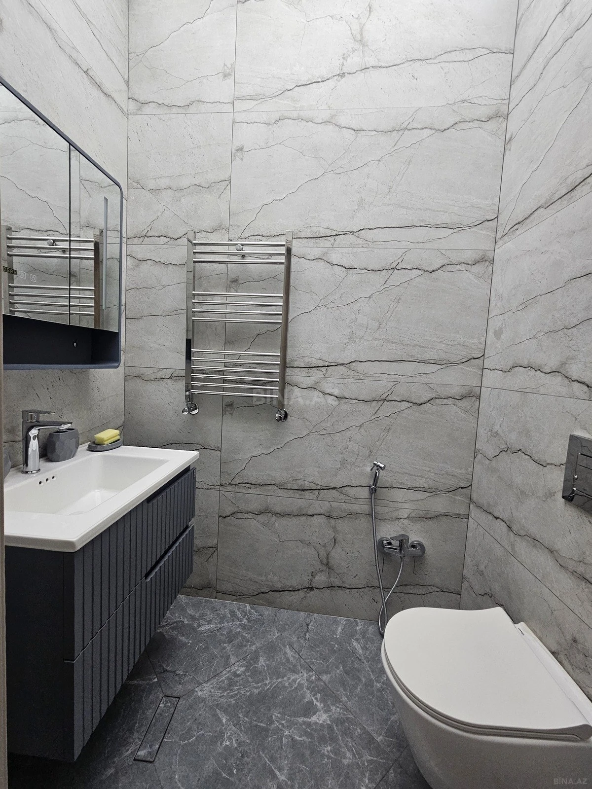 Kirayə verilir 3 otaqlı mənzil 140 m²