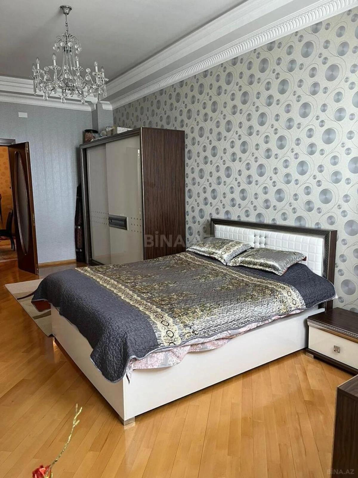 Satılır 4 otaqlı mənzil 140 m²