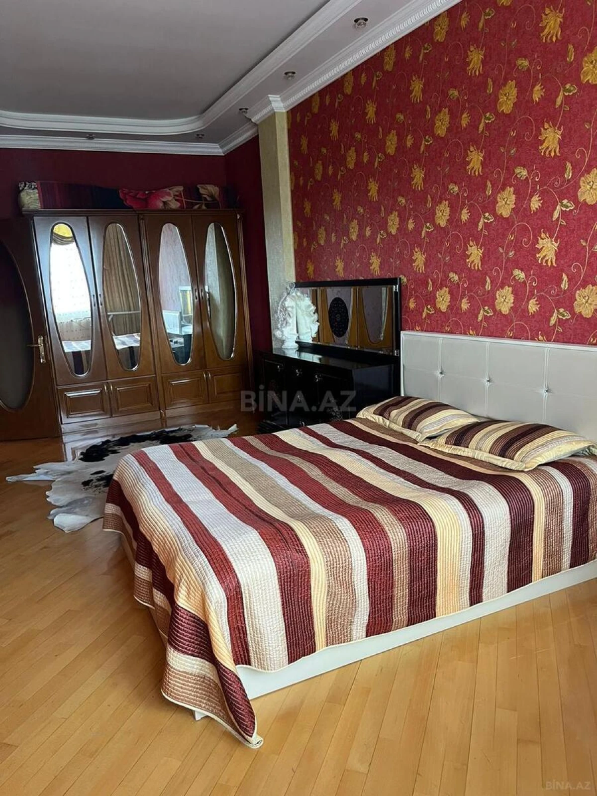 Satılır 4 otaqlı mənzil 140 m²