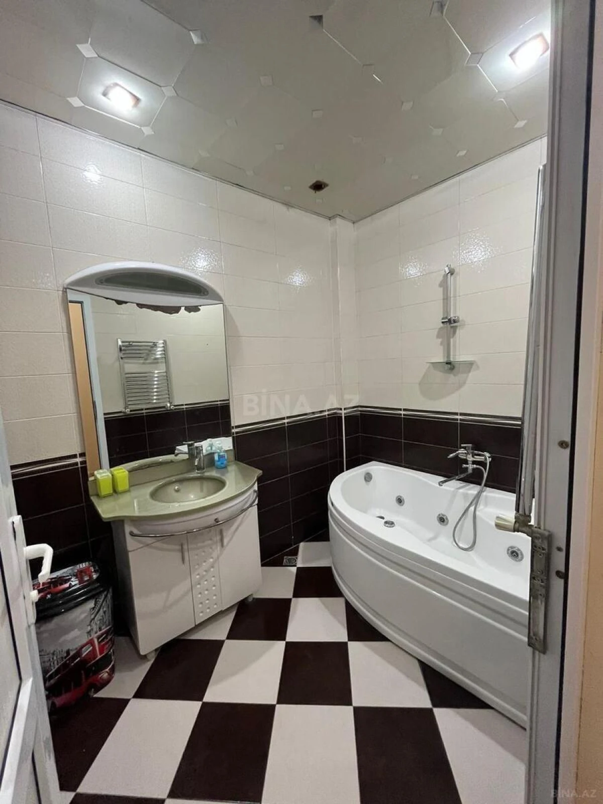 Satılır 4 otaqlı mənzil 140 m²