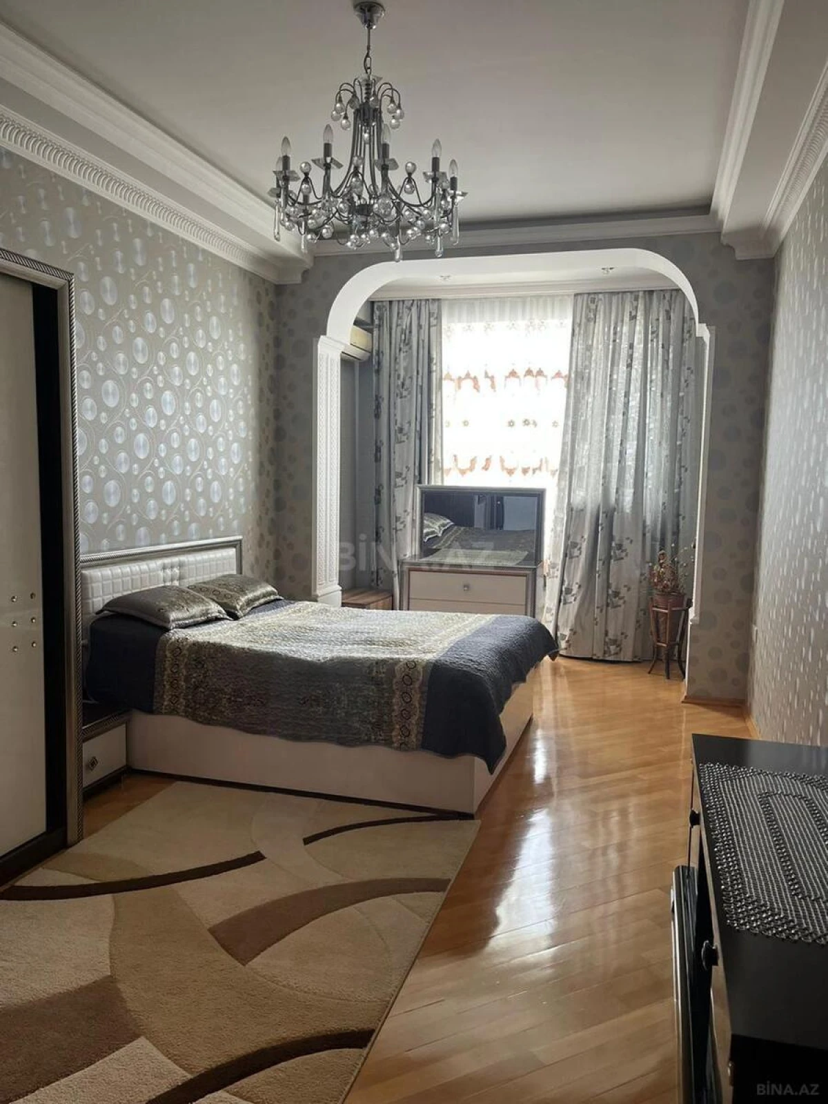 Satılır 4 otaqlı mənzil 140 m²