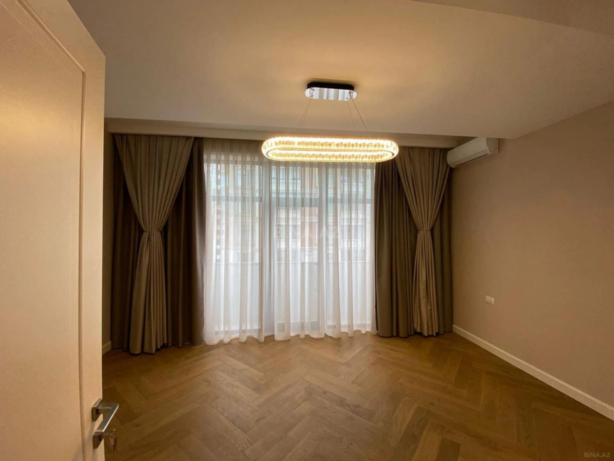 Satılır 3 otaqlı mənzil 137 m²