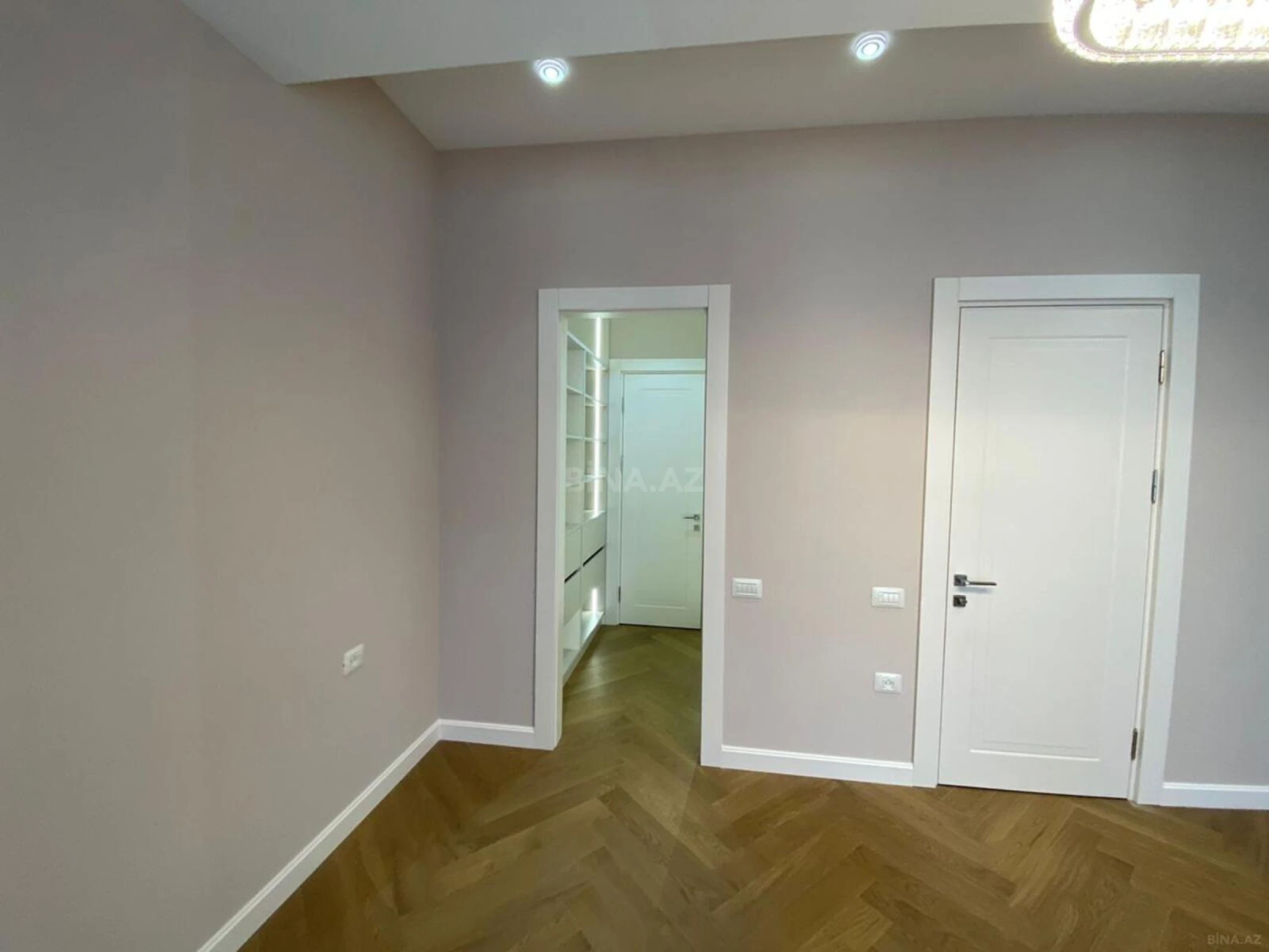 Satılır 3 otaqlı mənzil 137 m²
