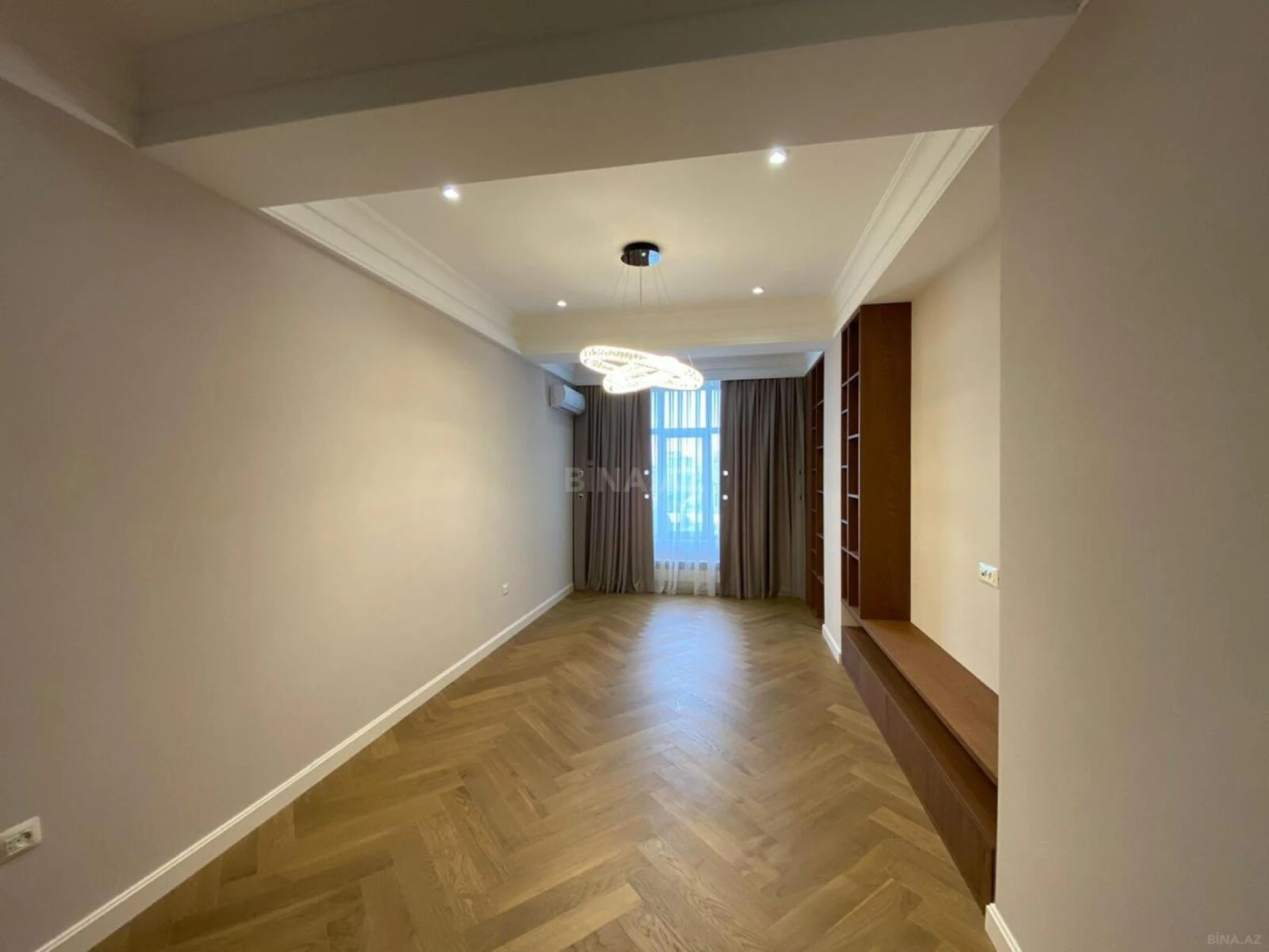 Satılır 3 otaqlı mənzil 137 m²