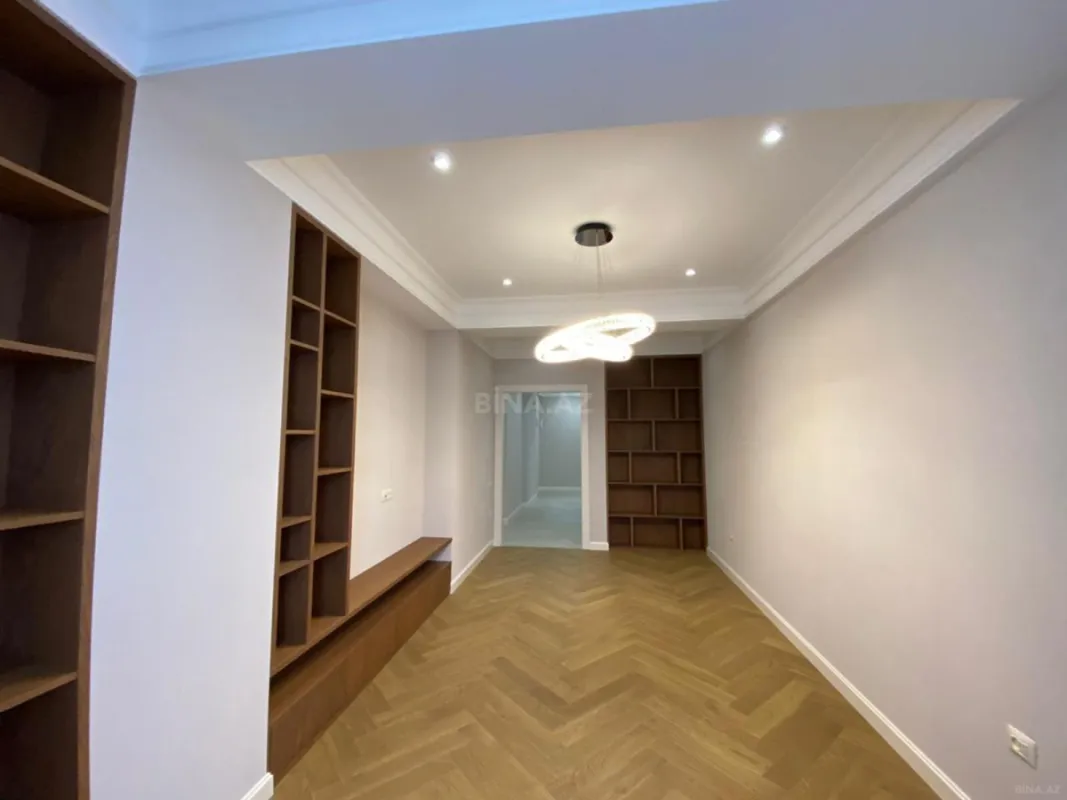 Satılır 3 otaqlı mənzil 137 m²