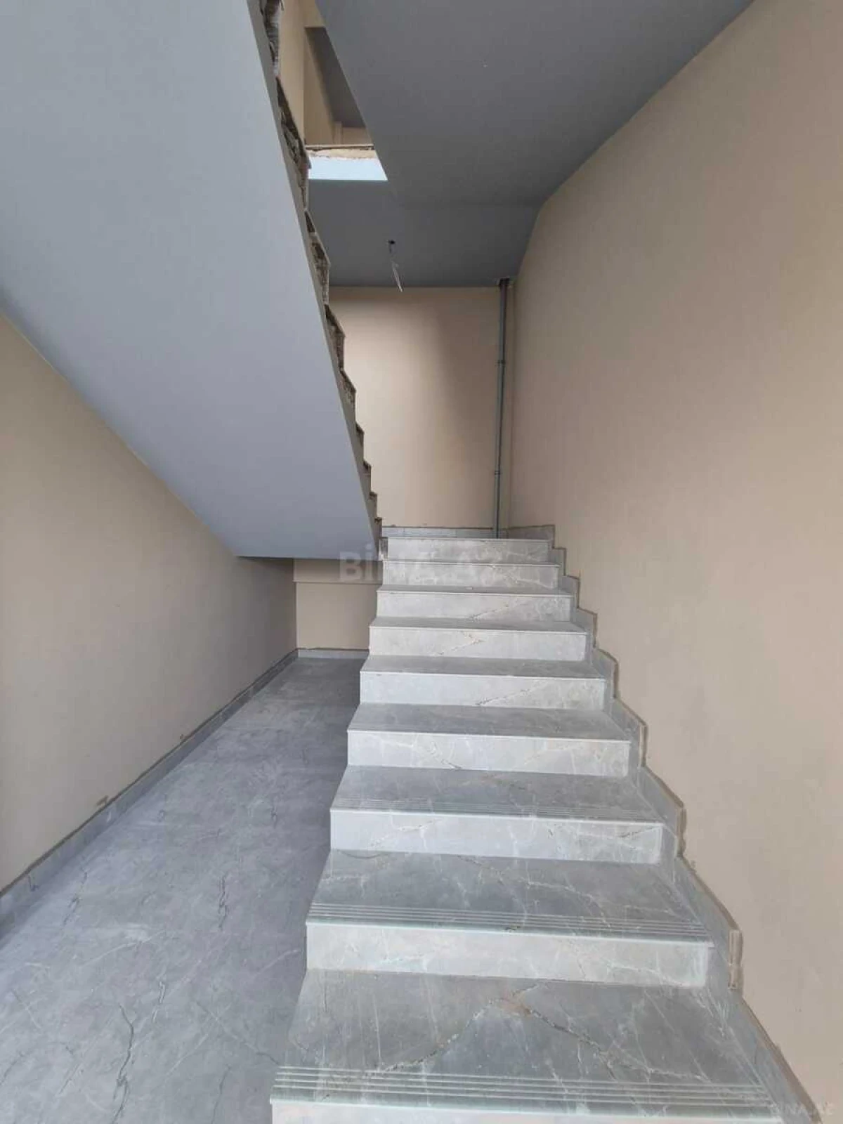 Satılır obyekt 361 m²