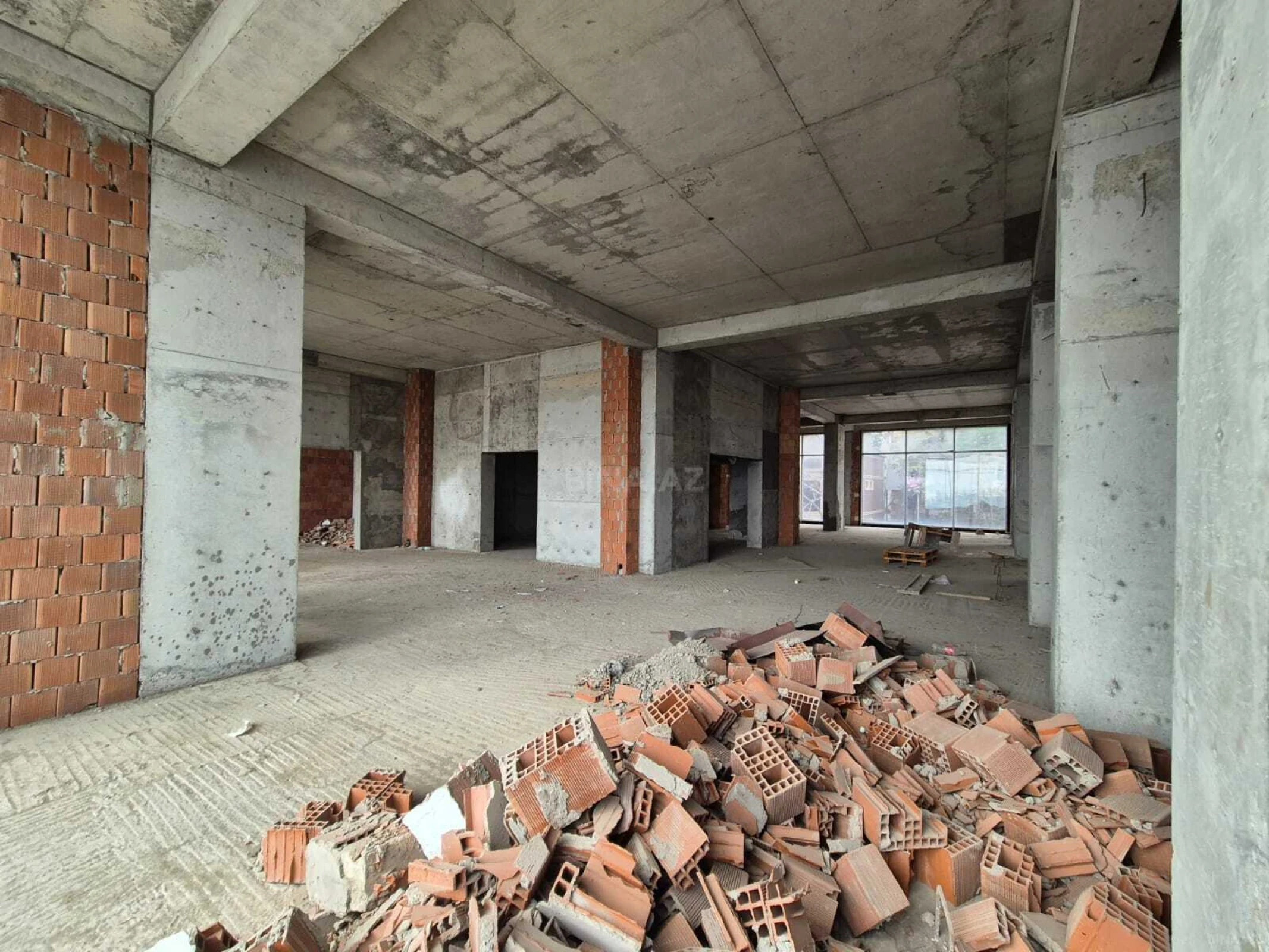 Satılır obyekt 361 m²