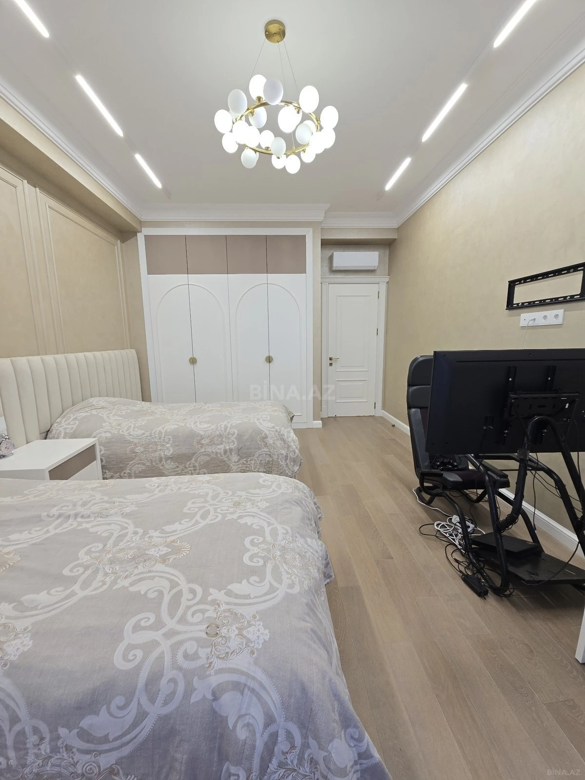 Satılır 4 otaqlı mənzil 179 m²