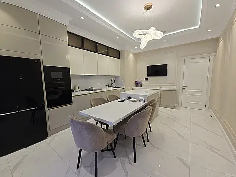 Satılır 4 otaqlı mənzil 179 m²