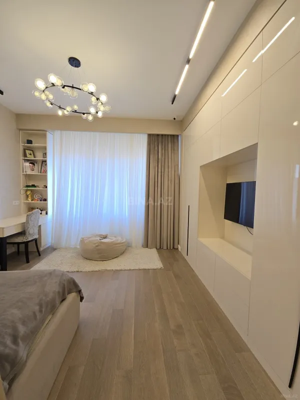 Satılır 4 otaqlı mənzil 179 m²