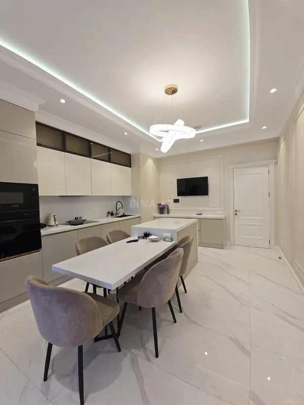 Satılır 4 otaqlı mənzil 179 m²