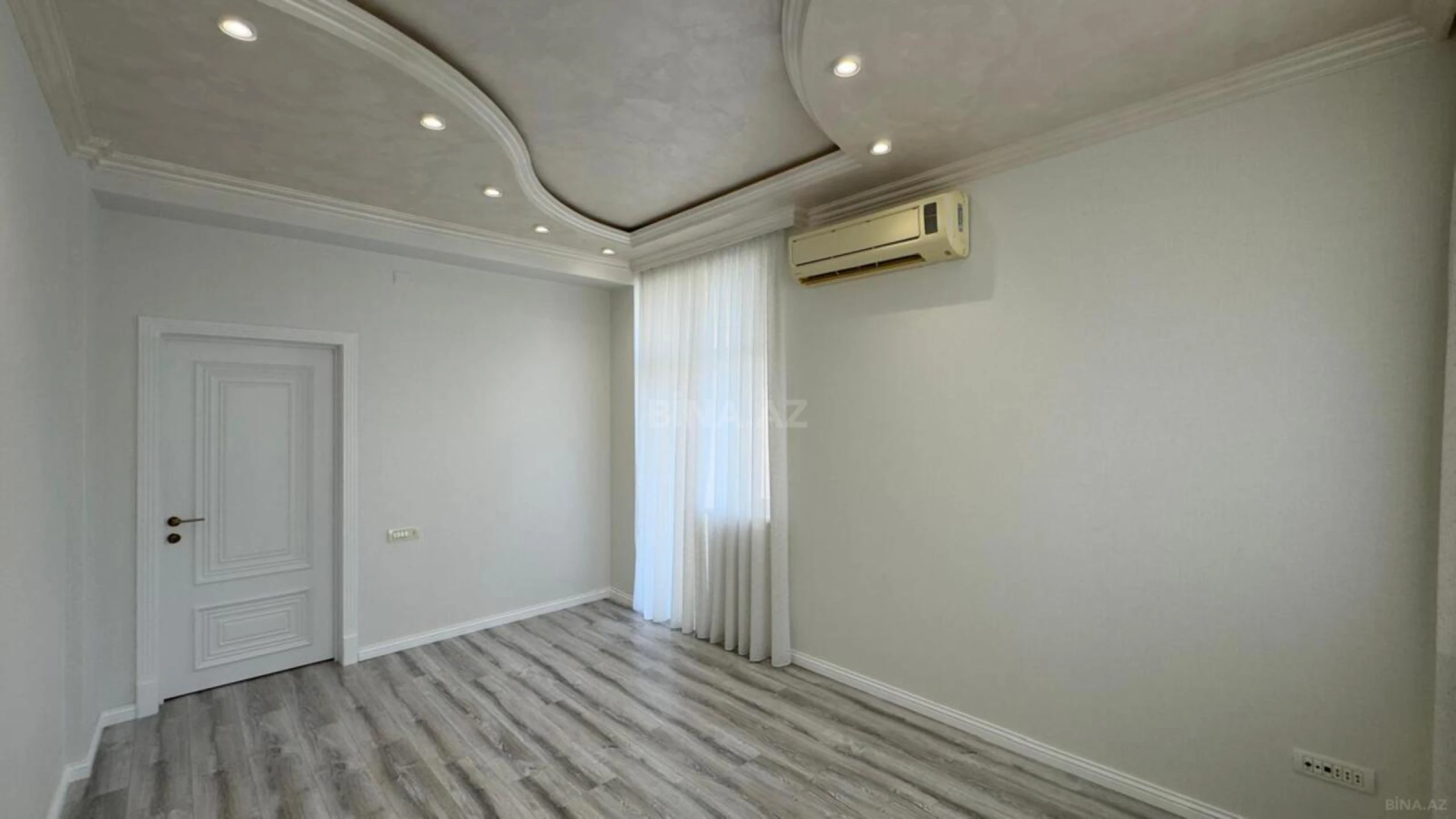 Satılır 4 otaqlı mənzil 145 m²