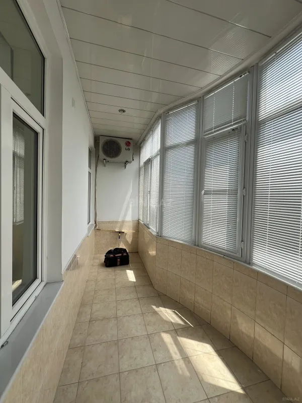 Satılır 4 otaqlı mənzil 163 m²