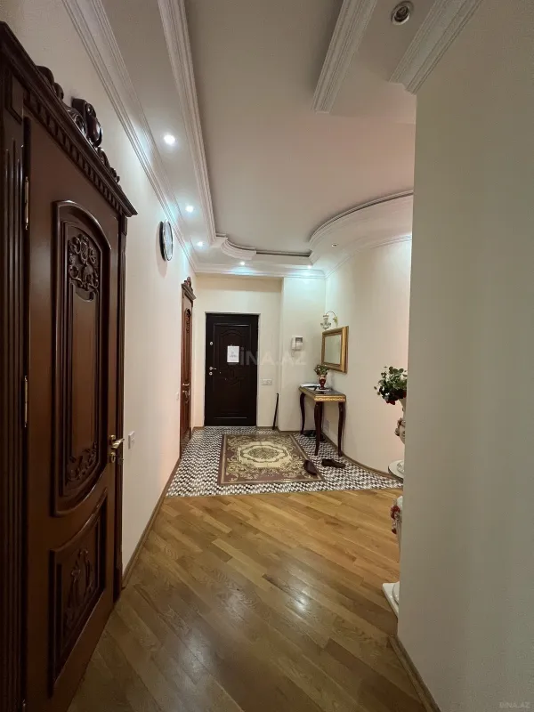 Satılır 4 otaqlı mənzil 163 m²