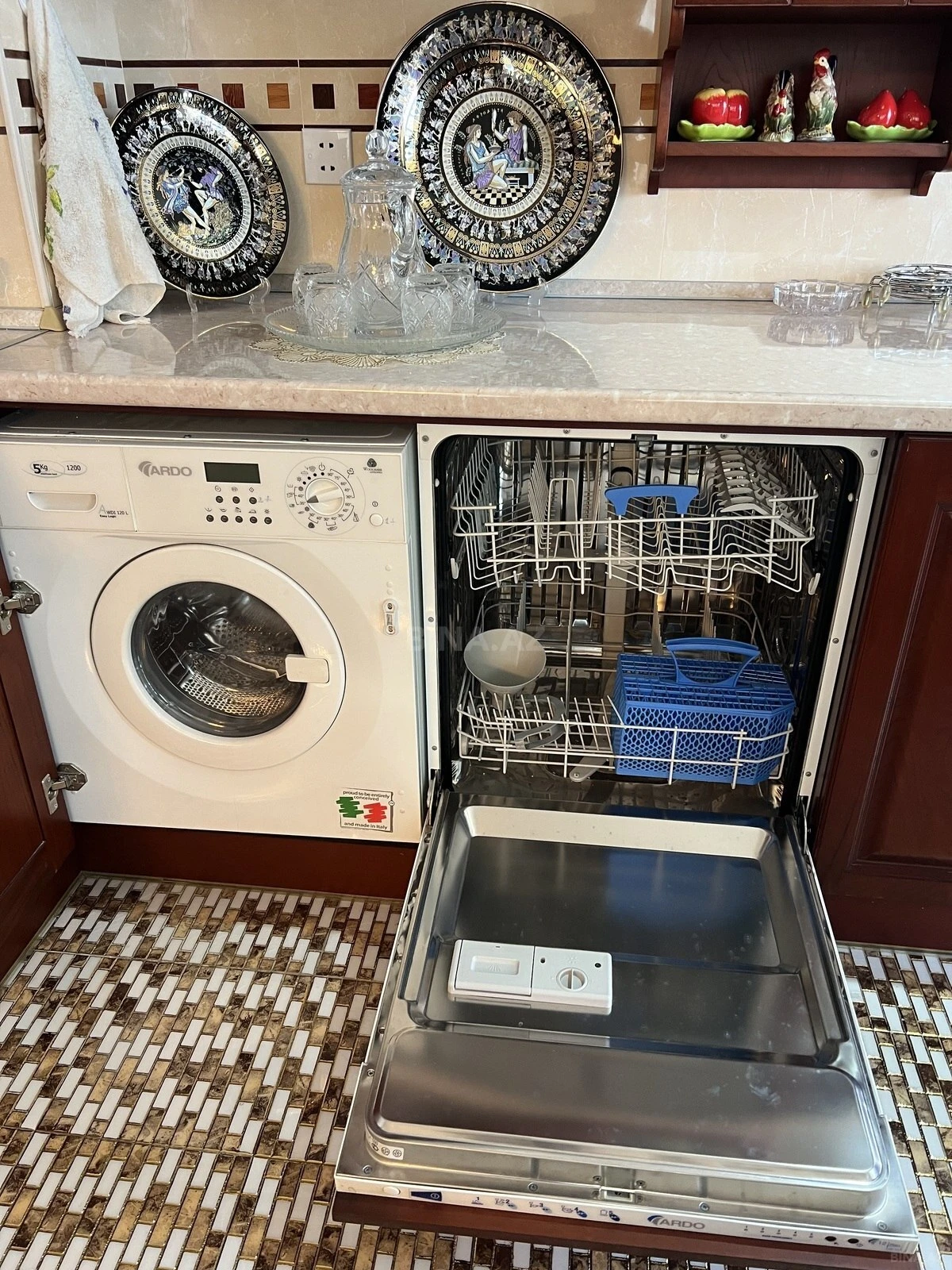 Satılır 4 otaqlı mənzil 163 m²