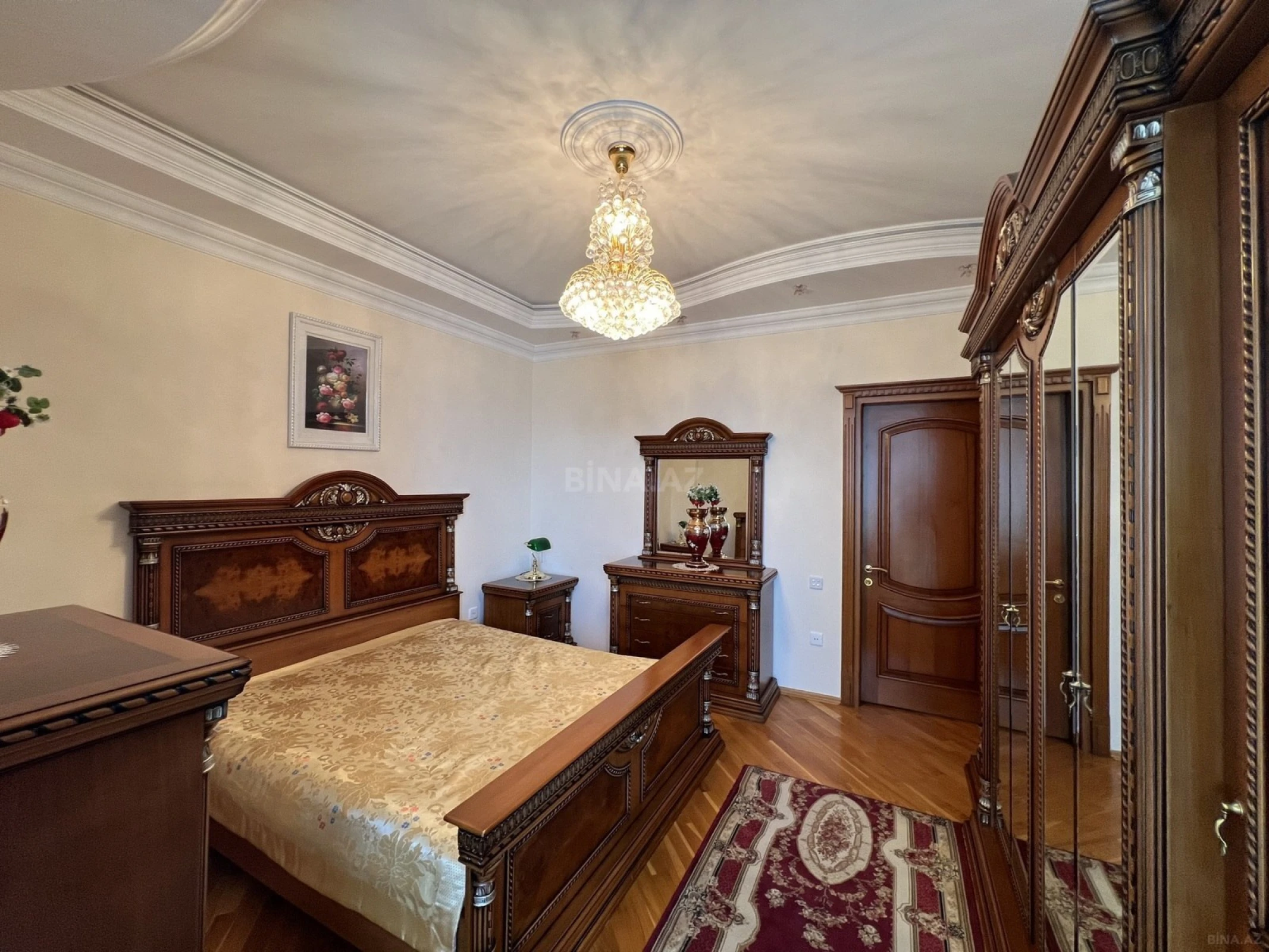 Satılır 4 otaqlı mənzil 163 m²