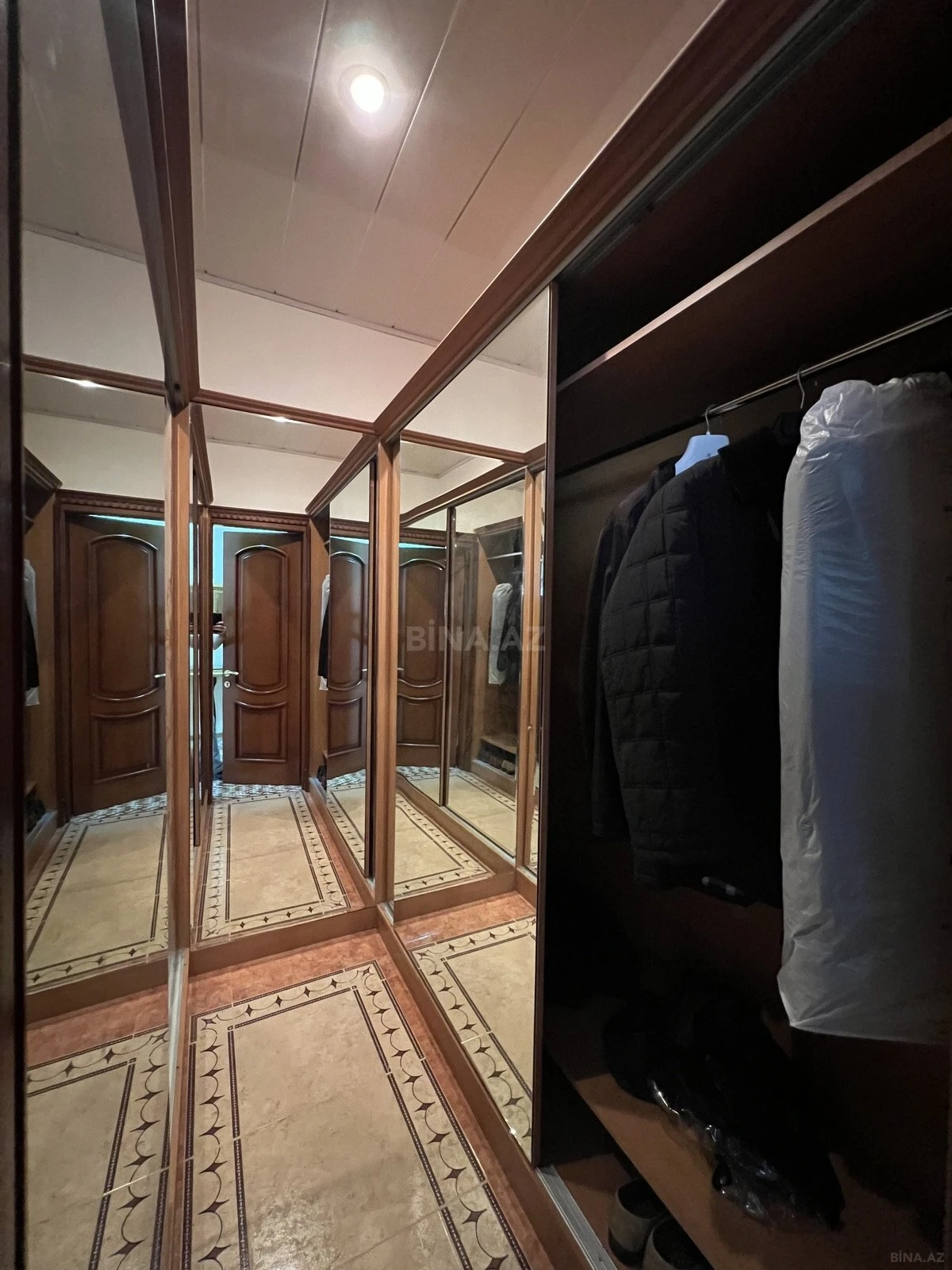 Satılır 4 otaqlı mənzil 163 m²