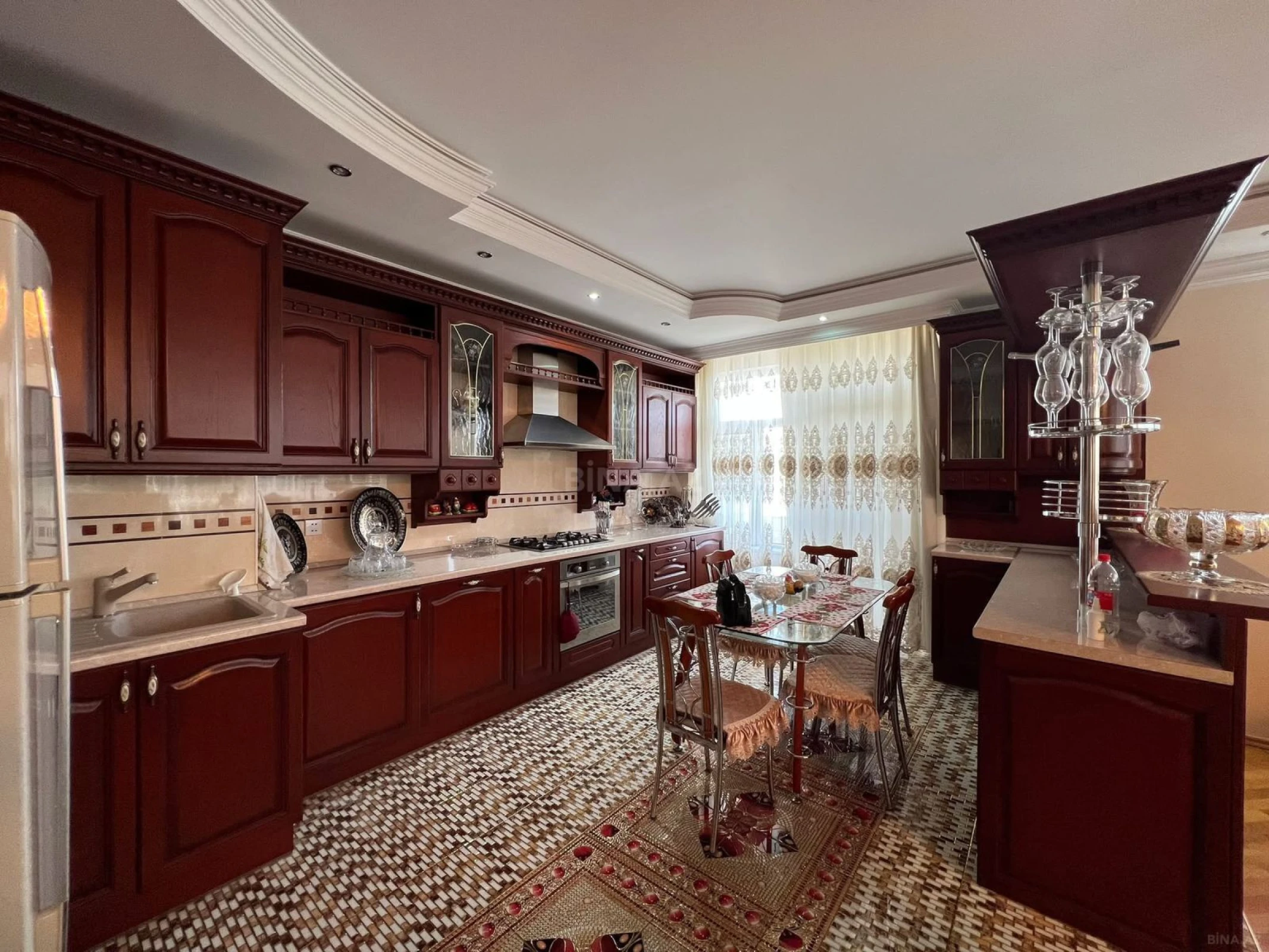 Satılır 4 otaqlı mənzil 163 m²