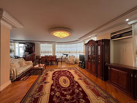Satılır 4 otaqlı mənzil 163 m²
