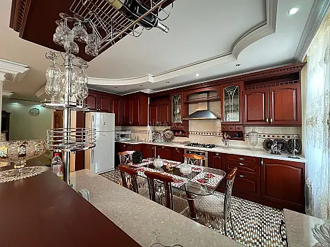 Satılır 4 otaqlı mənzil 163 m²