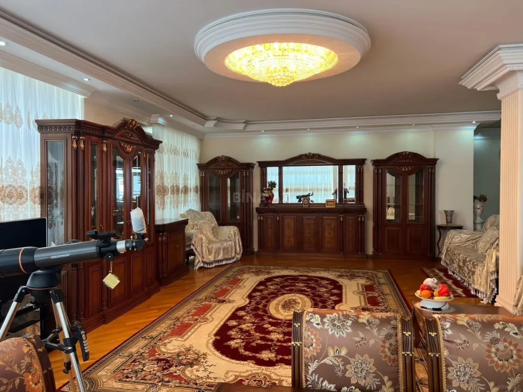 Satılır 4 otaqlı mənzil 163 m²