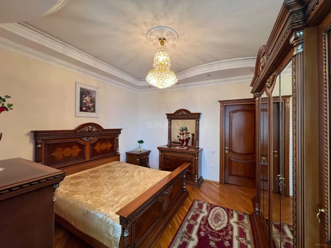 Satılır 4 otaqlı mənzil 163 m²