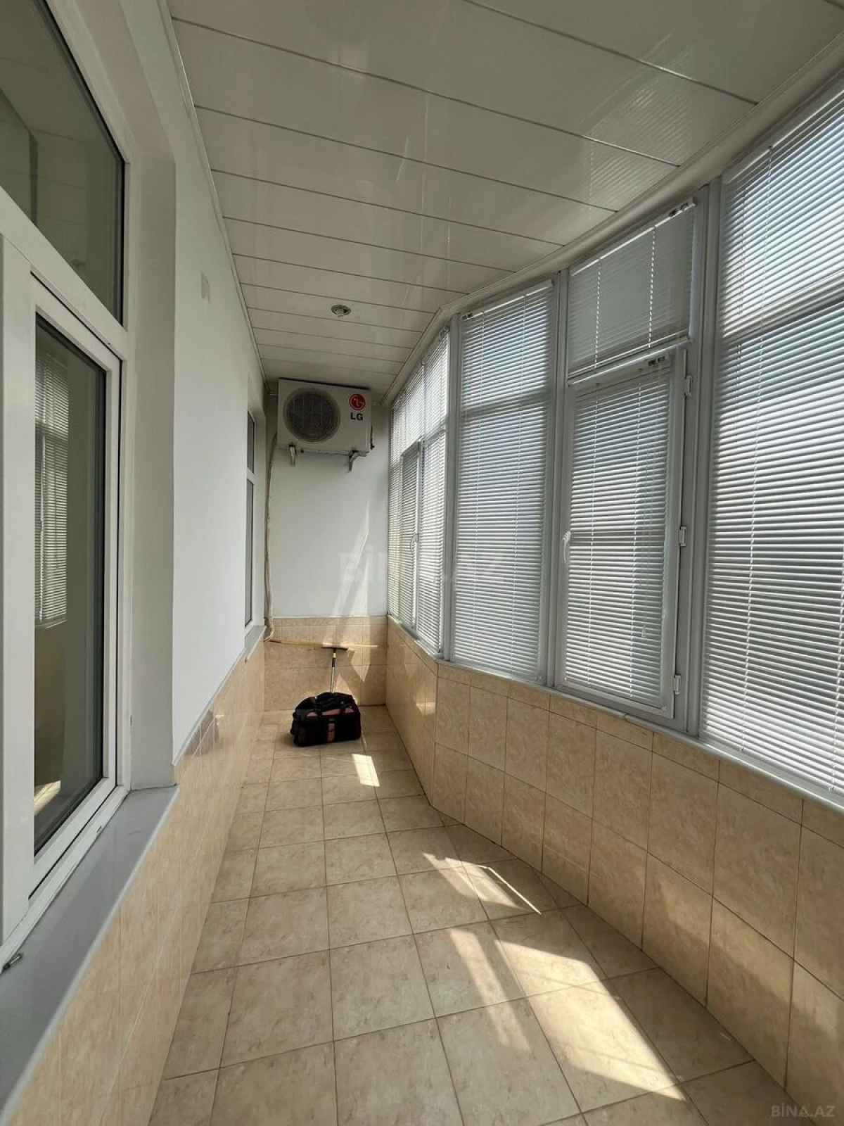 Satılır 4 otaqlı mənzil 163 m²