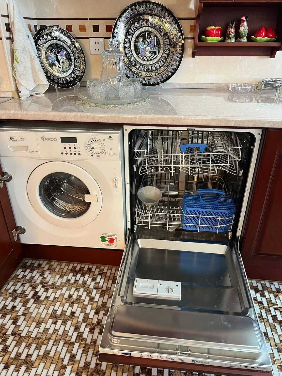 Satılır 4 otaqlı mənzil 163 m²