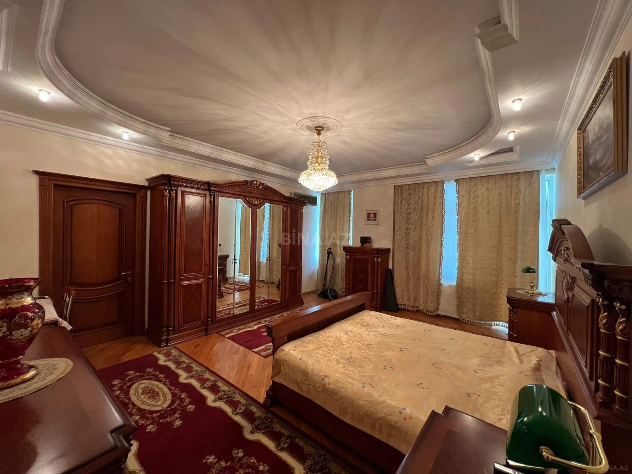 Satılır 4 otaqlı mənzil 163 m²