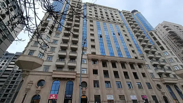 Satılır 4 otaqlı mənzil 242 m² — Bakı 4 otaq 242.00 m²