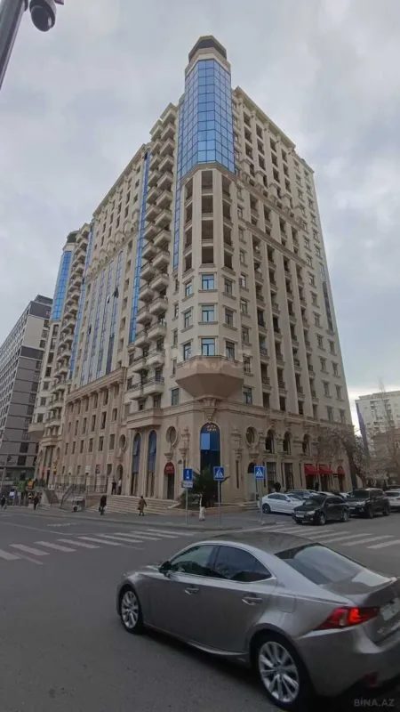 Satılır 4 otaqlı mənzil 242 m²