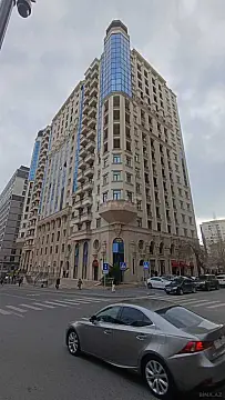 Satılır 4 otaqlı mənzil 242 m²