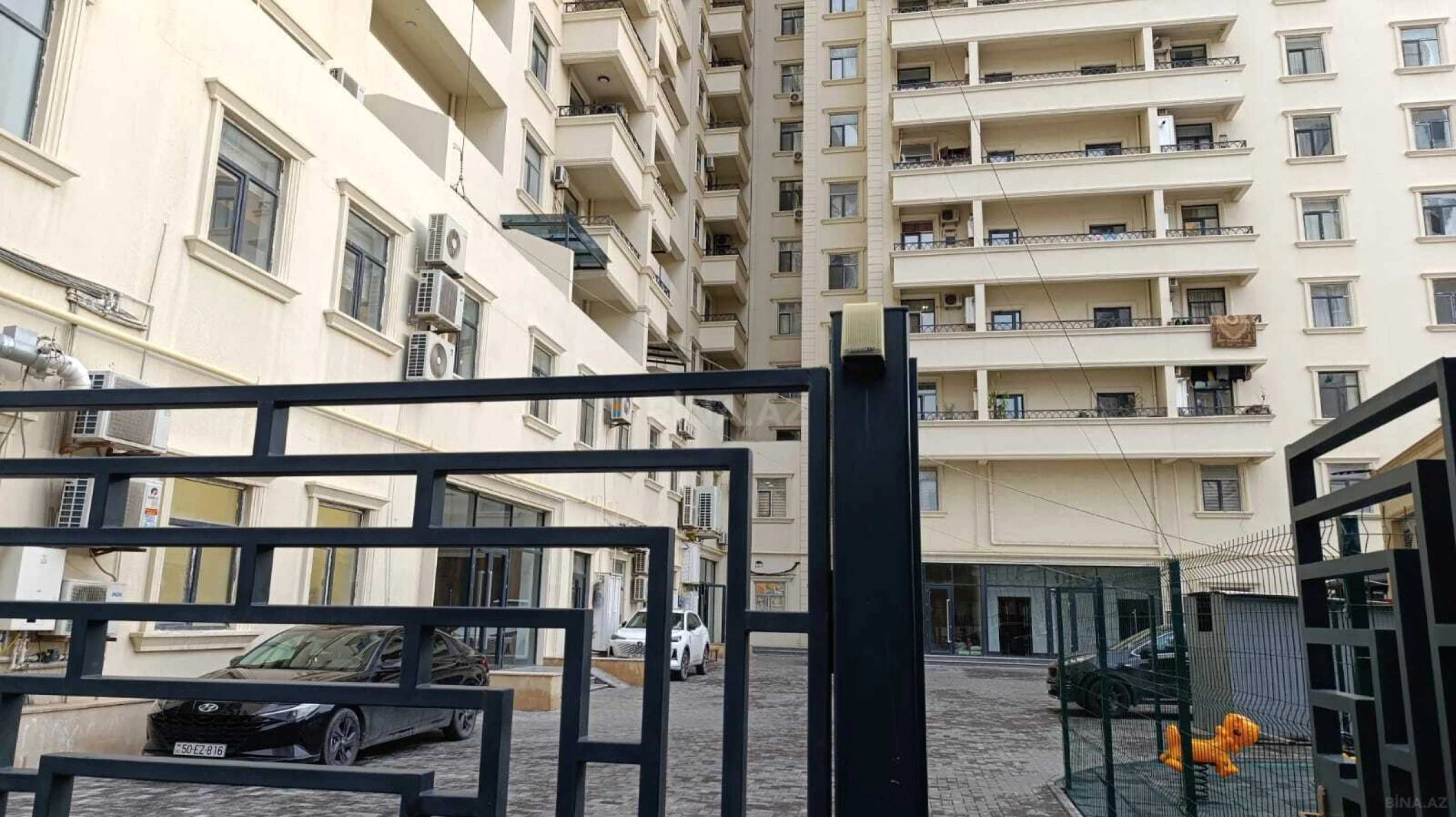 Satılır 4 otaqlı mənzil 242 m²