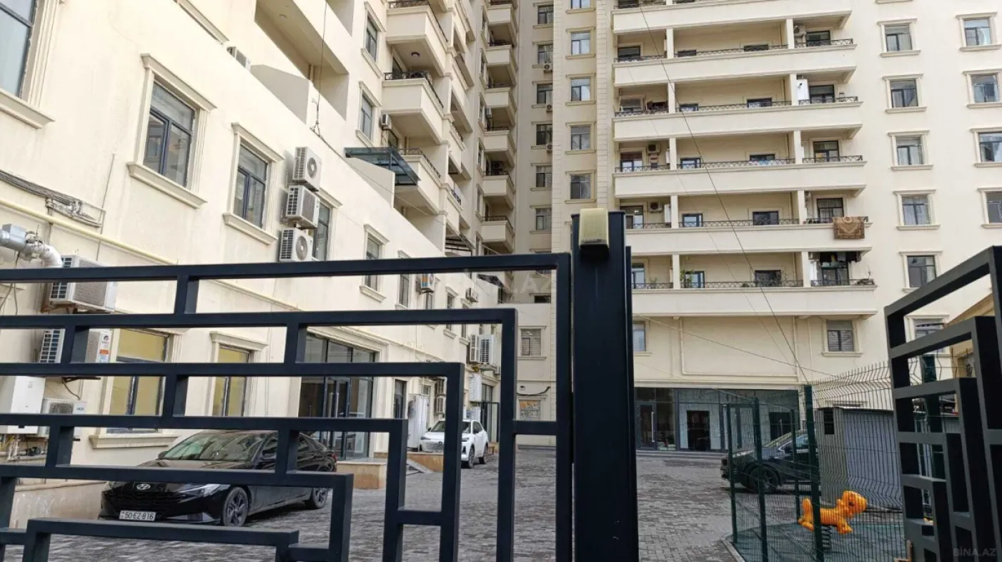 Satılır 4 otaqlı mənzil 242 m²