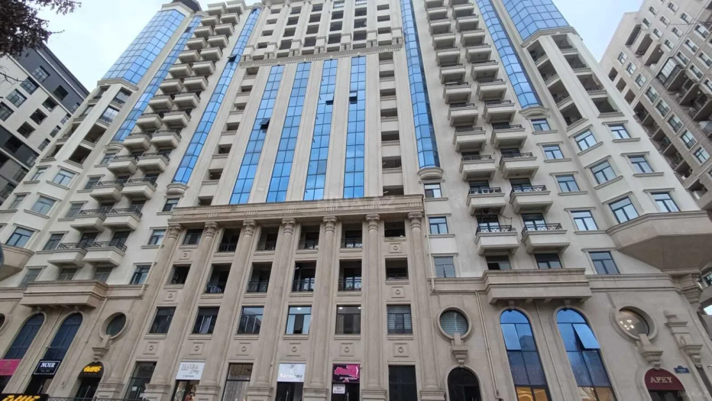 Satılır 4 otaqlı mənzil 242 m²