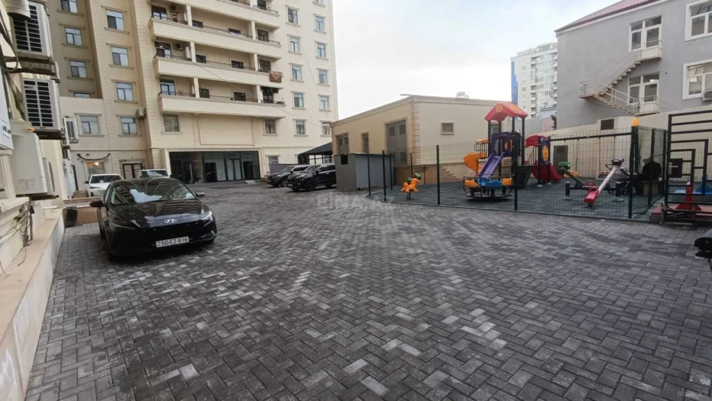 Satılır 4 otaqlı mənzil 242 m²