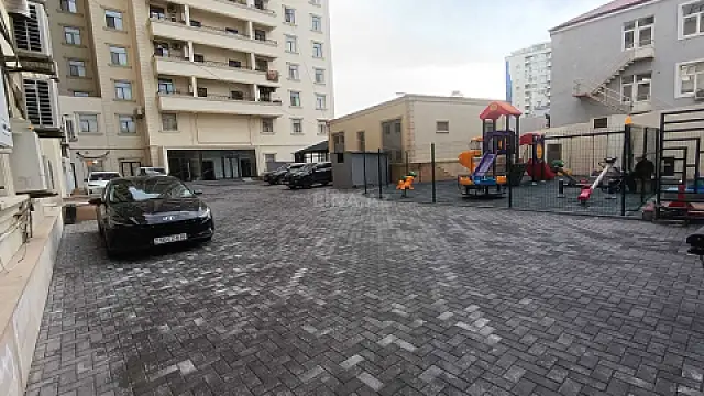 Satılır 4 otaqlı mənzil 242 m²