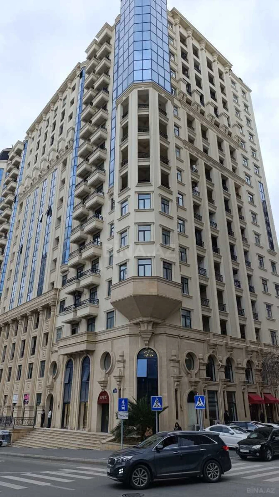 Satılır 4 otaqlı mənzil 242 m²