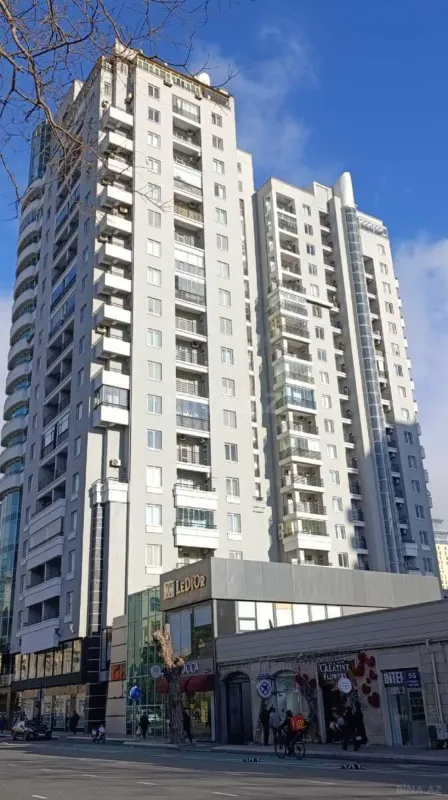 Satılır 4 otaqlı mənzil 255 m²