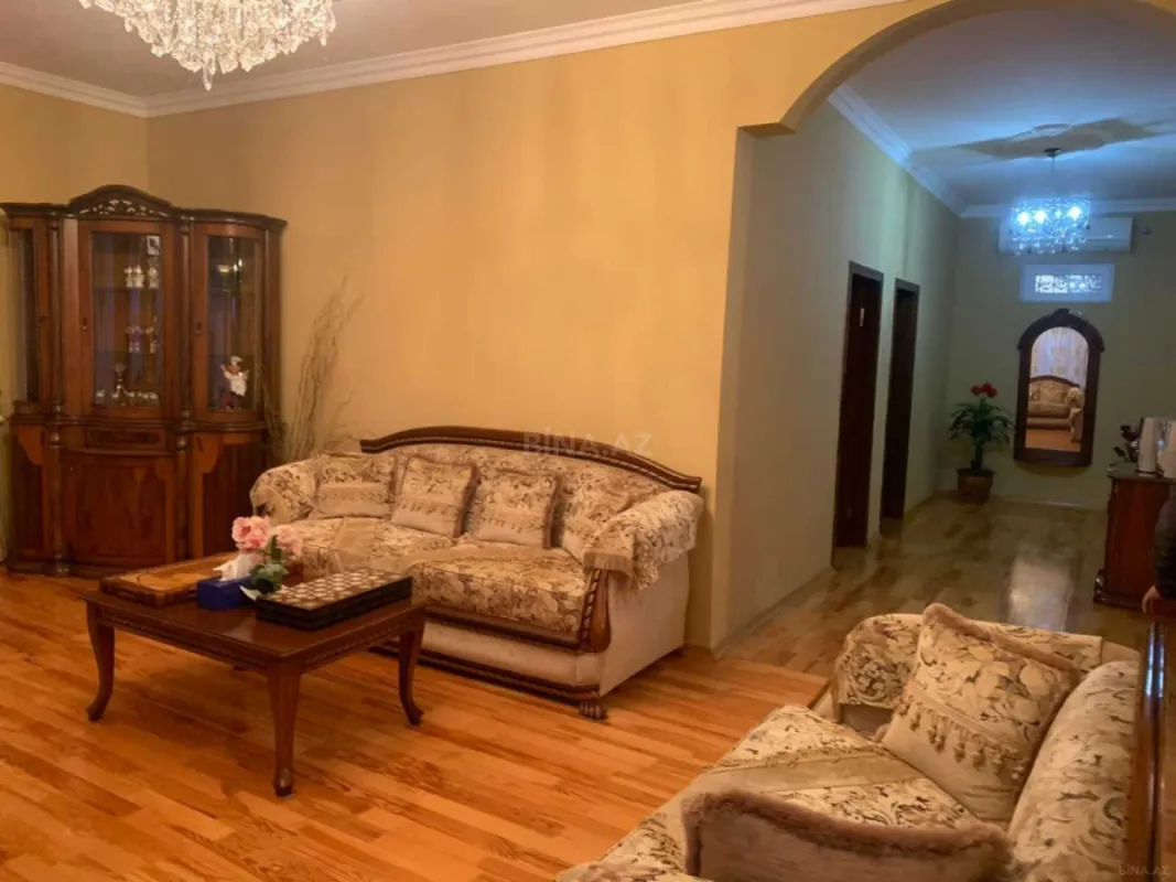 Satılır 5 otaqlı həyət evi 200 m²