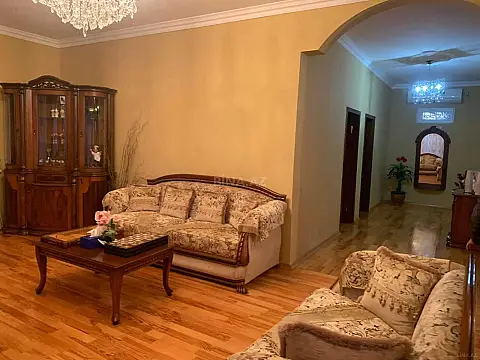 Satılır 5 otaqlı həyət evi 200 m²
