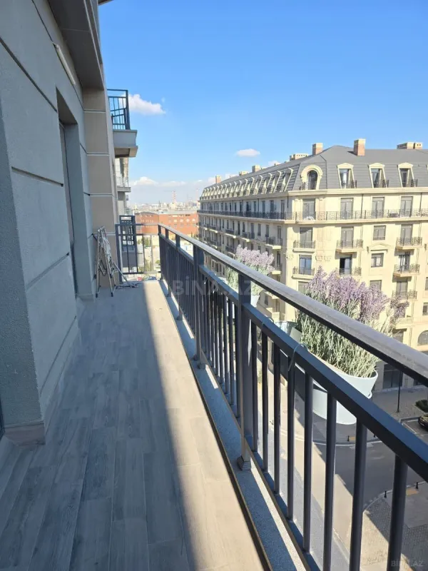 Satılır 4 otaqlı mənzil 180 m²