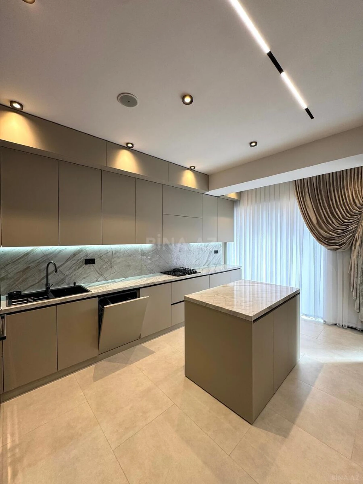 Satılır 3 otaqlı mənzil 128 m²