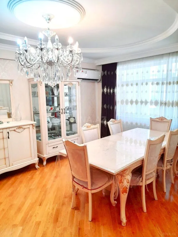 Satılır 4 otaqlı mənzil 130 m²